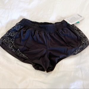 NWT Lululemon Lucent short - black/reflective rose